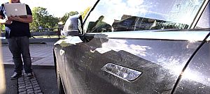 Elképesztő: Ilyen könnyen lopható mobilvírussal egy Tesla