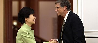 Udvariatlan kézfogás miatt orroltak meg a koreaiak Bill Gates-re