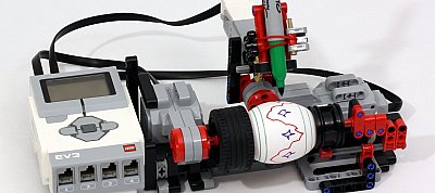 Megcsinálja helyetted a húsvéti tojásfestést ez a LEGO robot