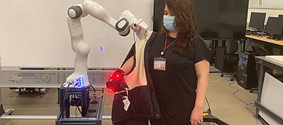 Itt a robot, ami segít az arra rászoruló embereknek felöltözni