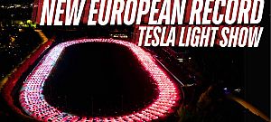 Videón ahogy 902 darab Tesla együtt ad elő egy óriási fényshow-t