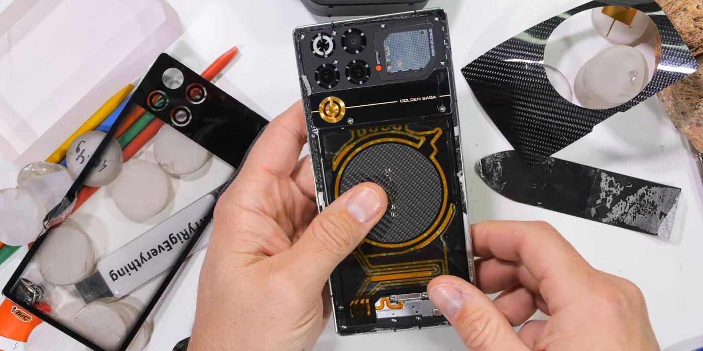 Videón, ahogy szétkapják a Redmagic új, valódi arannyal készült telefonját