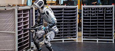 Atlas robotja építését, fejlesztését is bemutatja a Boston Dynamics új videója
