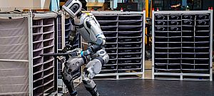 Atlas robotja építését, fejlesztését is bemutatja a Boston Dynamics új videója