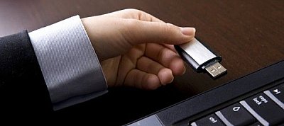 Már rendelhető az USB-s tollmeghajtón érkező Windows 10