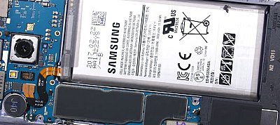 Nagyon furcsa figyelmeztetést találtak a Galaxy S8 belsejében