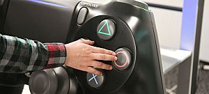 Szupernagy játékvezérlőt csinált a PlayStation-höz a Sony