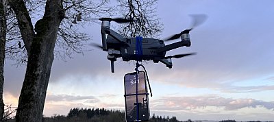 Drónra kötött mobillal menttette meg életét a hóviharba került autós