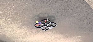 A falon, sőt, a plafonon is képes megtapadni a különleges drón