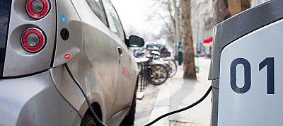 Kötelező lesz elektromos autó-töltőt építeni az új parkolókba
