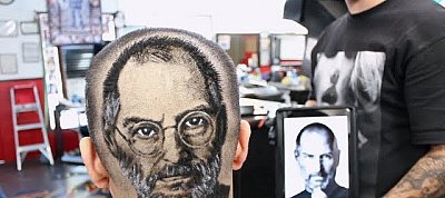 Így néz ki ha valakinek Steve Jobs-t nyírják a hajába