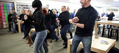 Táncoló Steve Jobs-klónok leptek el egy Apple-boltot