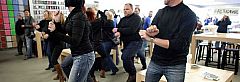 Táncoló Steve Jobs-klónok leptek el egy Apple-boltot