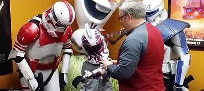 A világ legkirályabb robotkarját kapta meg egy hétéves gyerek