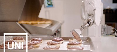 Máris kirúgták Flippy-t, a hamburgerforgató robotot