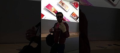 Durva: Bement egy Apple boltba és elkezdte szétverni az iPhone-okat