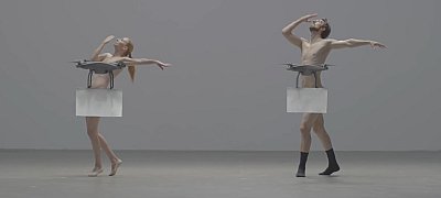 Eleven meztelen testeket lepleznek ezen reptetett szerkezetek