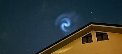 Rejtélyes kék spirálörvény jelent meg az égen hétfőn Európa felett