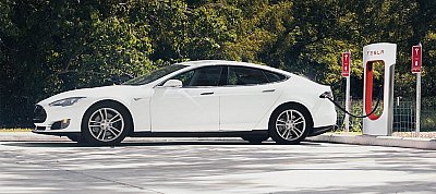 Lezárja a beetetést a Tesla - ezután pénzbe fog kerülni a "tankolás" nála
