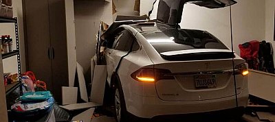 Megbokrosodott és magától a nappaliba rontott egy Tesla