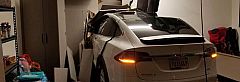 Megbokrosodott és magától a nappaliba rontott egy Tesla