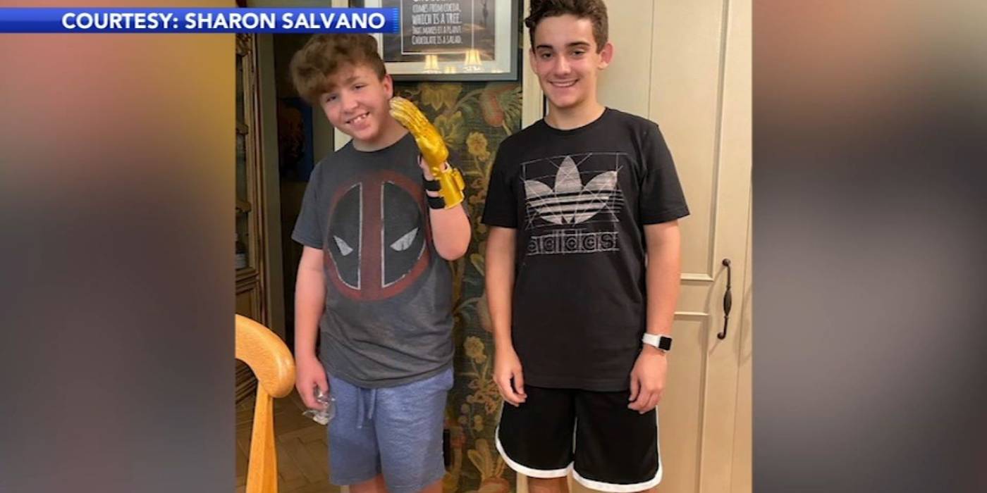 3D-nyomtatott egy robotkezet sérült barátjának egy iskolás fiú az USA-ban