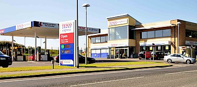 Arcfelismerő rendszerekkel fogja figyelni vásárlóit a Tesco