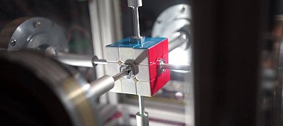 Ez a robot, ami elveszi a Rubik-kocka kirakók munkáját