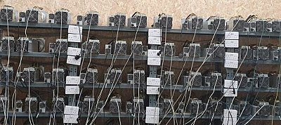 Drogtanyát sejtettek a rendőrök, de illegális Bitcoin-bányát találtak helyette