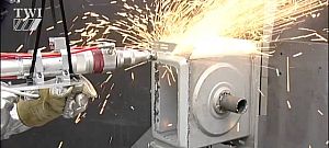 Mint forró kés a vajon, úgy vág át a kézi lézerpuska a vastag fémen