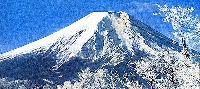 Fénybalettet adnak elő ezek a drónok a Fuji hegy előtt