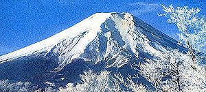 Fénybalettet adnak elő ezek a drónok a Fuji hegy előtt