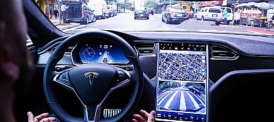 Kiderült: Nem segíti, hanem rontja a közlekedésbiztonságot a Tesla Autopilot-ja