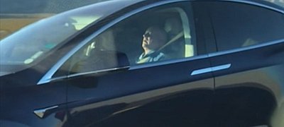 Közveszélyes idiótát videóztak már megint egy Tesla-ban