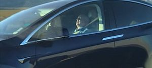 Közveszélyes idiótát videóztak már megint egy Tesla-ban