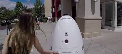 Gyerekre támadt egy biztonsági robot egy bevásárlóközpontban