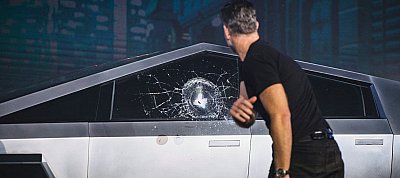 Mégis beperelné a Tesla azokat, akik túl gyorsan eladják Cybertruck-jukat
