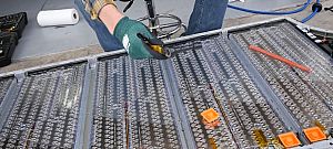 Szétkapták: Így néz ki belül egy Tesla elektromos "üzemanyagtartálya"