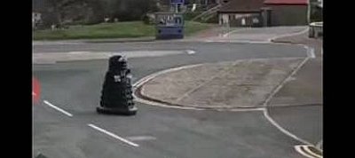  A Doctor Who egyik főgonoszával szólított fel otthonmaradásra a brit rendőrség