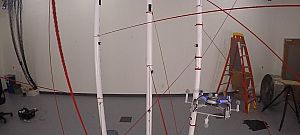 Villámgyorsan navigál ez a drón az akadályok rengetegében