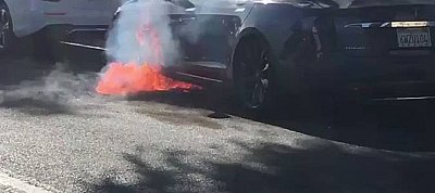 Minden ok nélkül lángra kapott egy Tesla menet közben