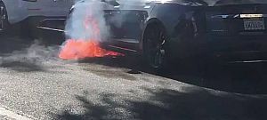 Minden ok nélkül lángra kapott egy Tesla menet közben