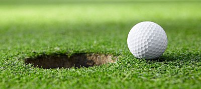 Egyből bevágta a labdát a lyukba az ügyes golfrobot