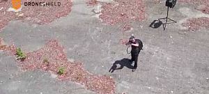 Több kilométerről is leszedi a drónokat ez a futurisztikus puska