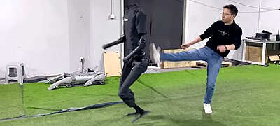 Videón, ahogy jól összerugdosnak egy robotot - de az meg sem kottyan neki