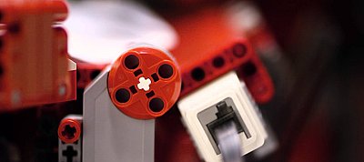 Önállóan hajtogat papírból repülőt ez a LEGO-ból épített robot