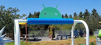 Nagyon furcsa szobrot kapott a Google főhadiszállásán az Android 13