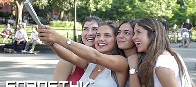 Beépített, kihúzható szelfibottal jön ez a különleges mobiltok