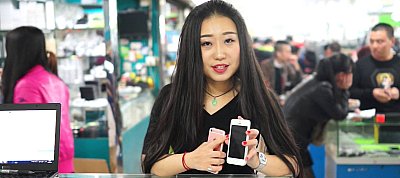 Ez itt tényleg egy Apple iPhone SE a videón?