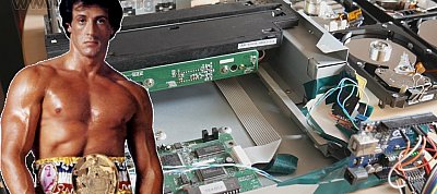 Így hangzik a Rocky III főcímdala a floppy-zenekar előadásában
